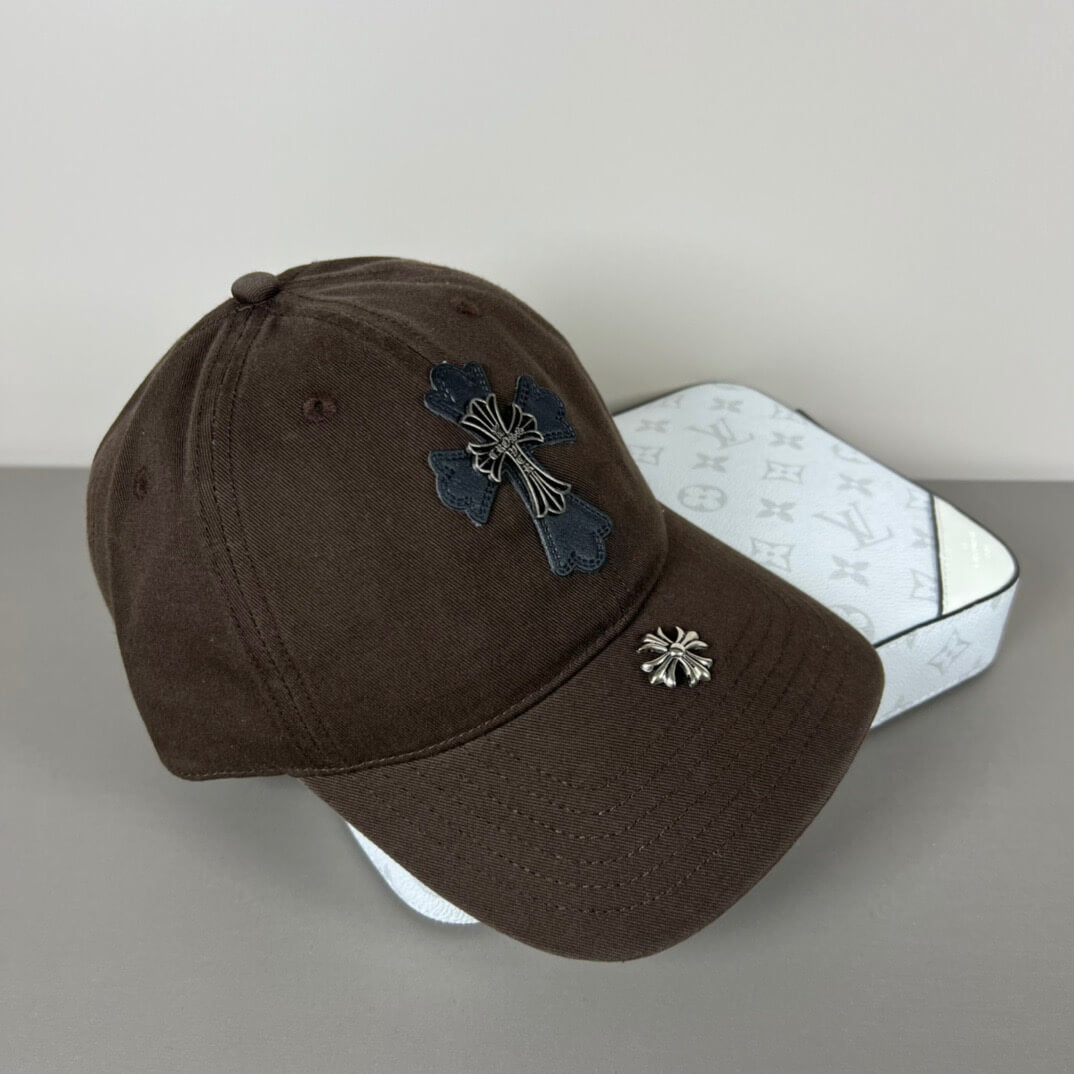 Gorra informal vanguardista decorada con metal