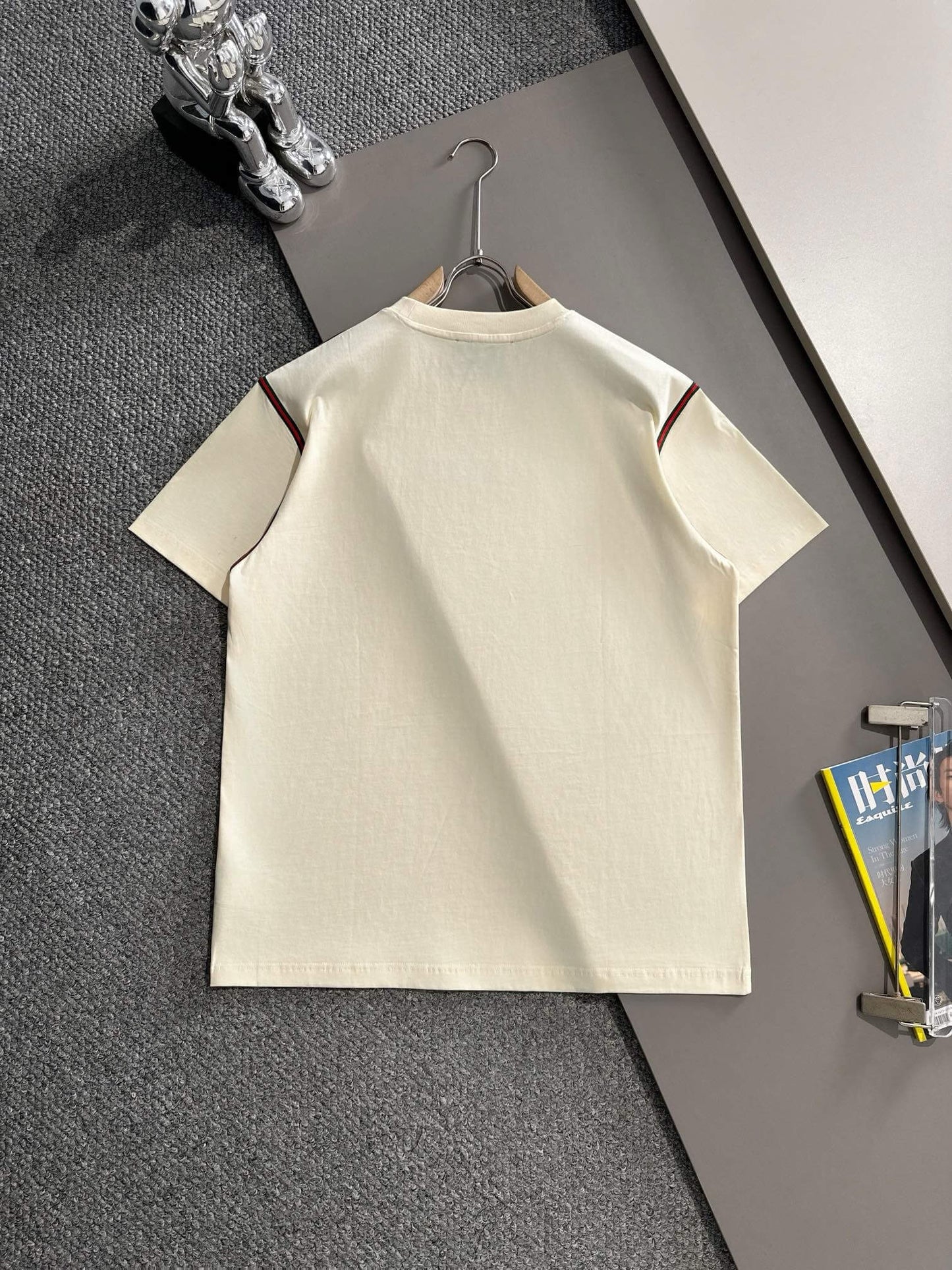 Camiseta con letras bordadas
