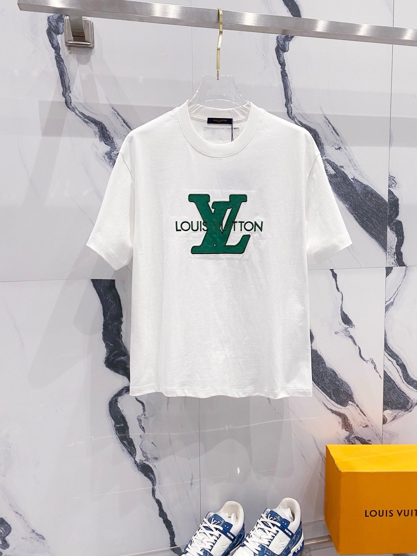 Camiseta bordada con estampado verde