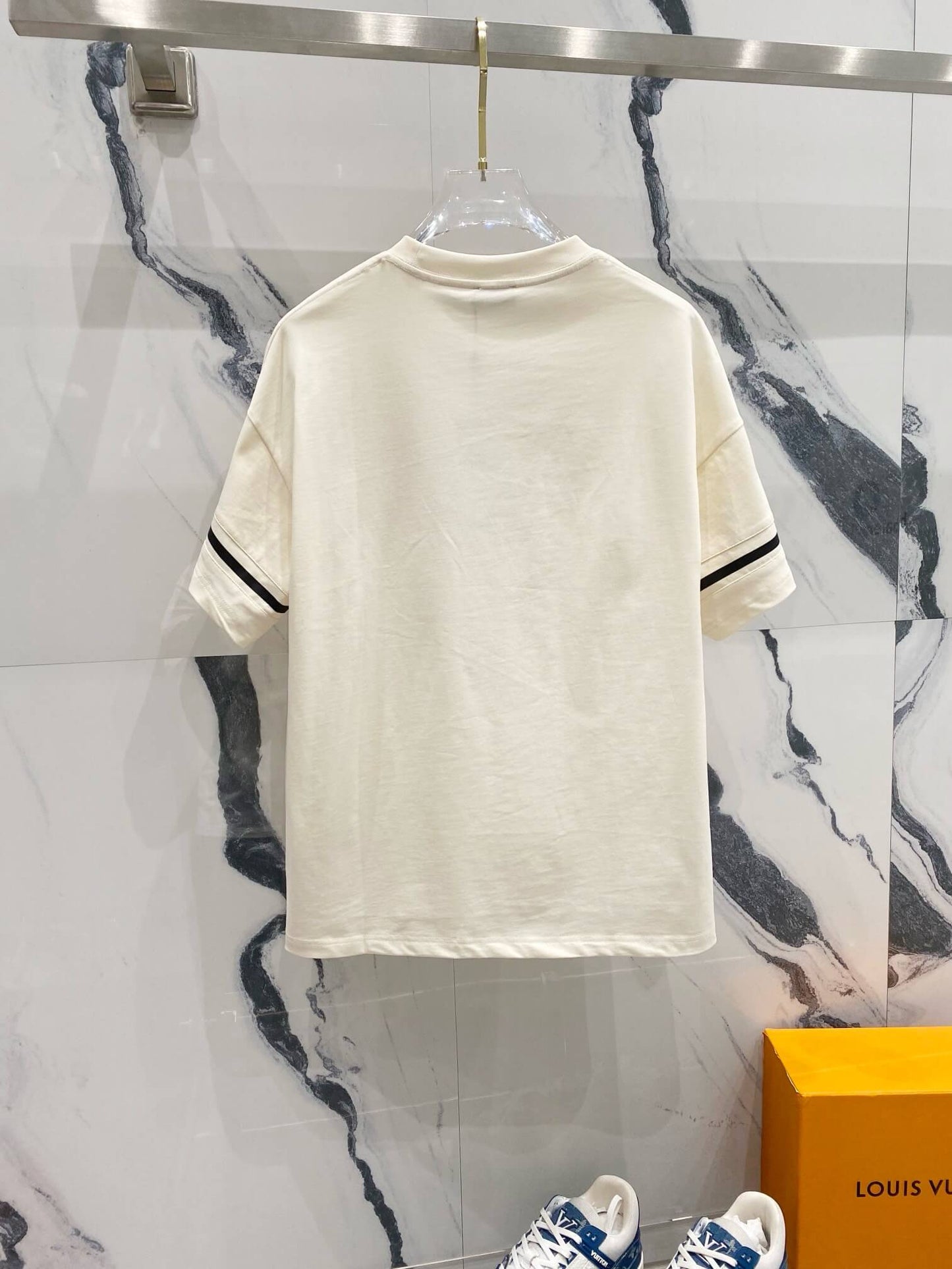 Camiseta con mangas articuladas