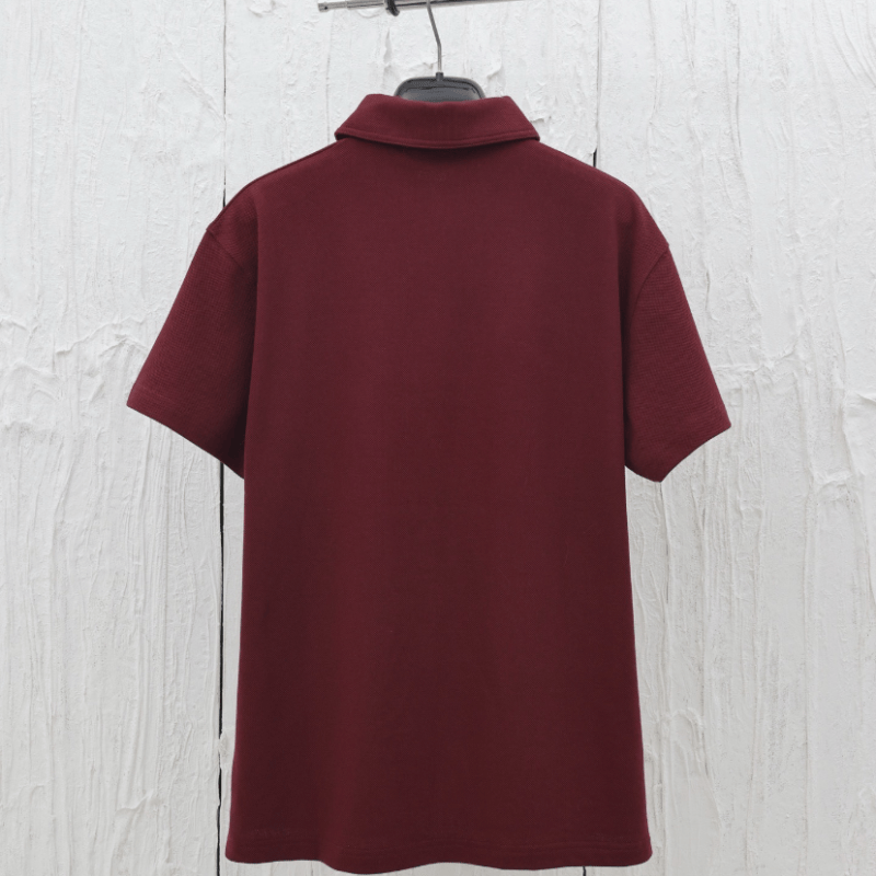 Polo elegante con estampado superpuesto