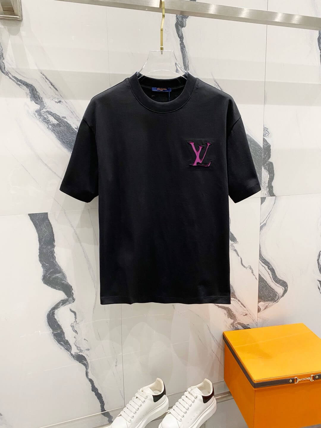 Camiseta con diseño roto