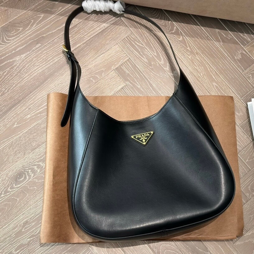 Bolso de mano sencillo con forma de media luna