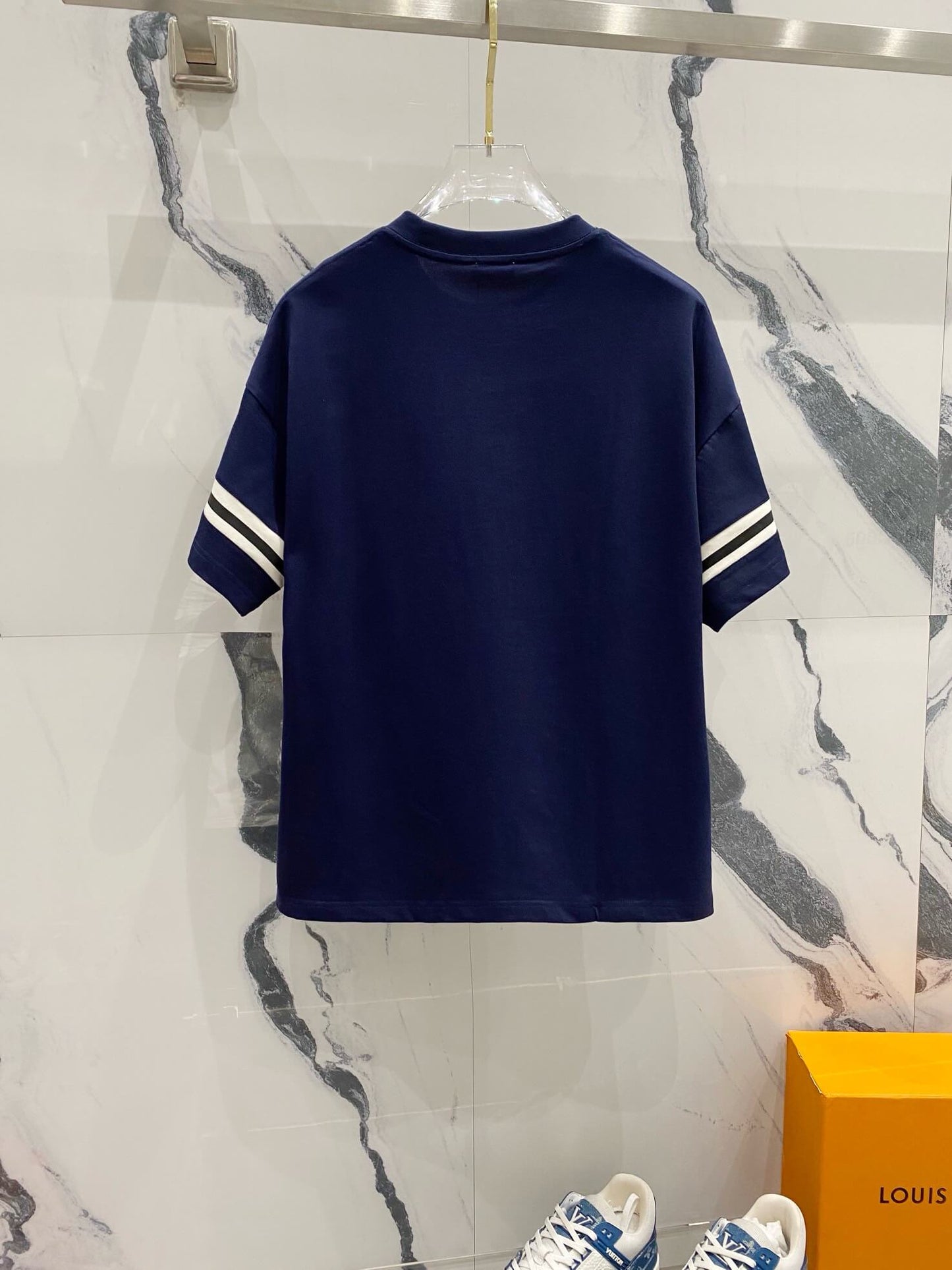 Camiseta con mangas articuladas
