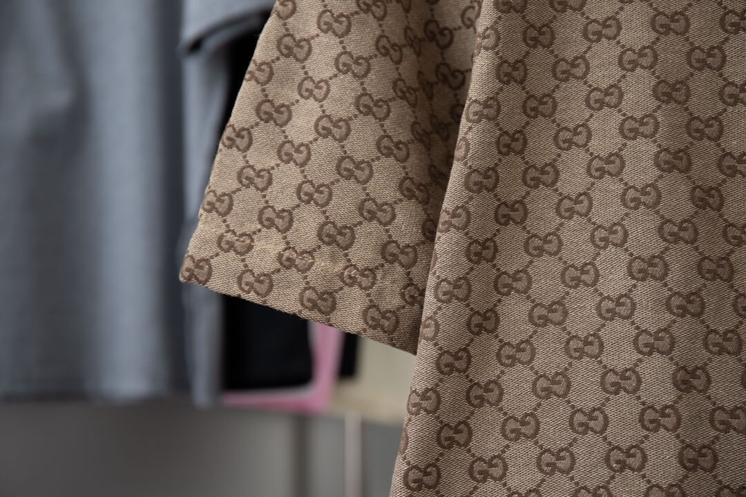 Camiseta marrón con estampado integral