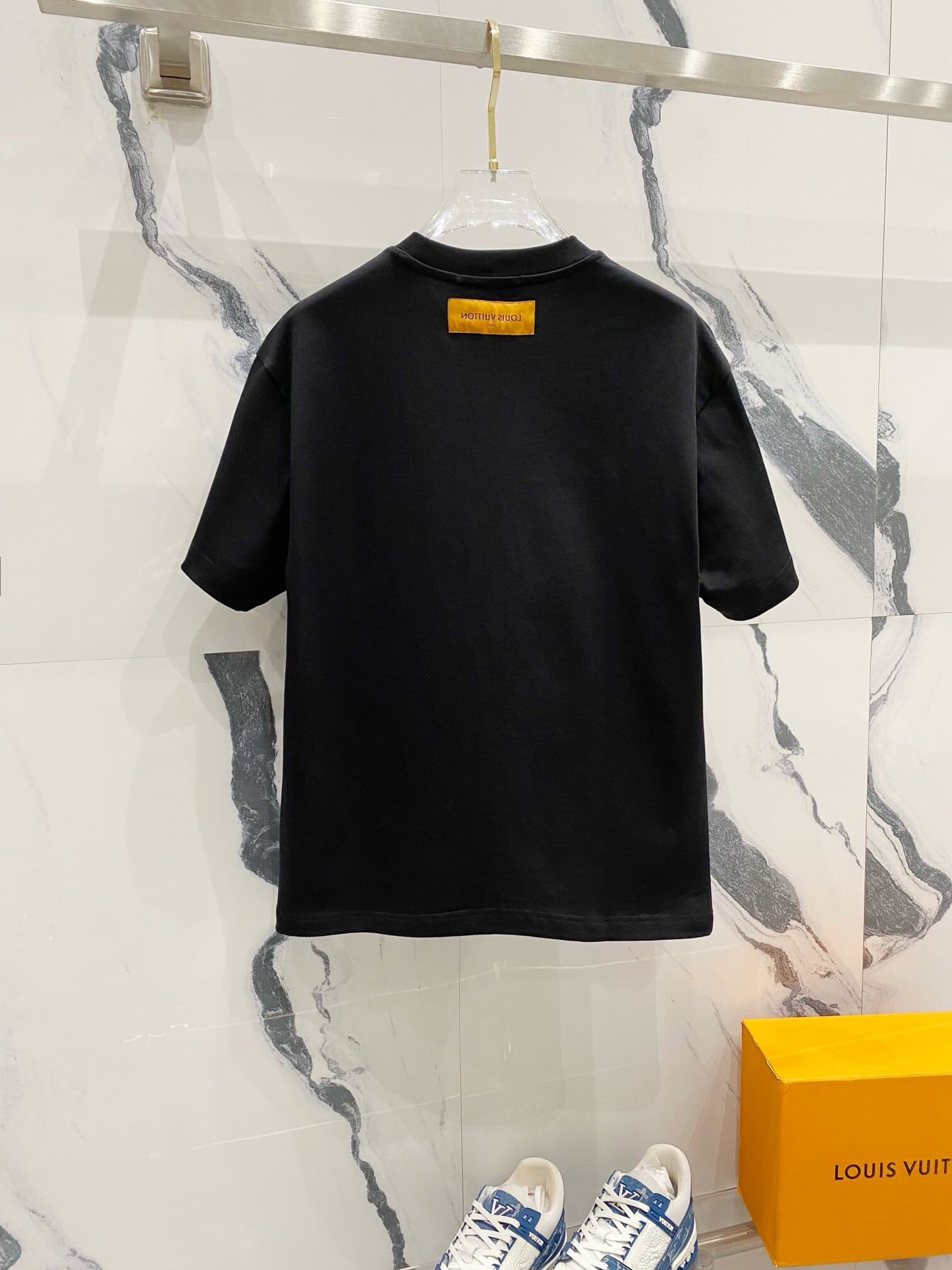 Camiseta bordada con estampado verde