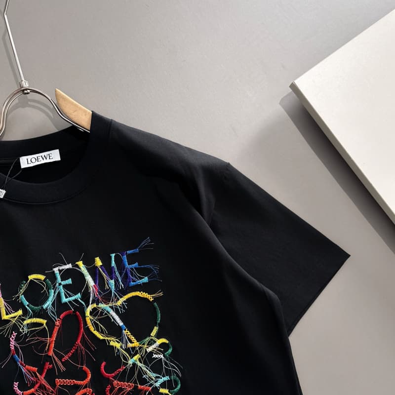 Camiseta bordada con flecos de arcoíris