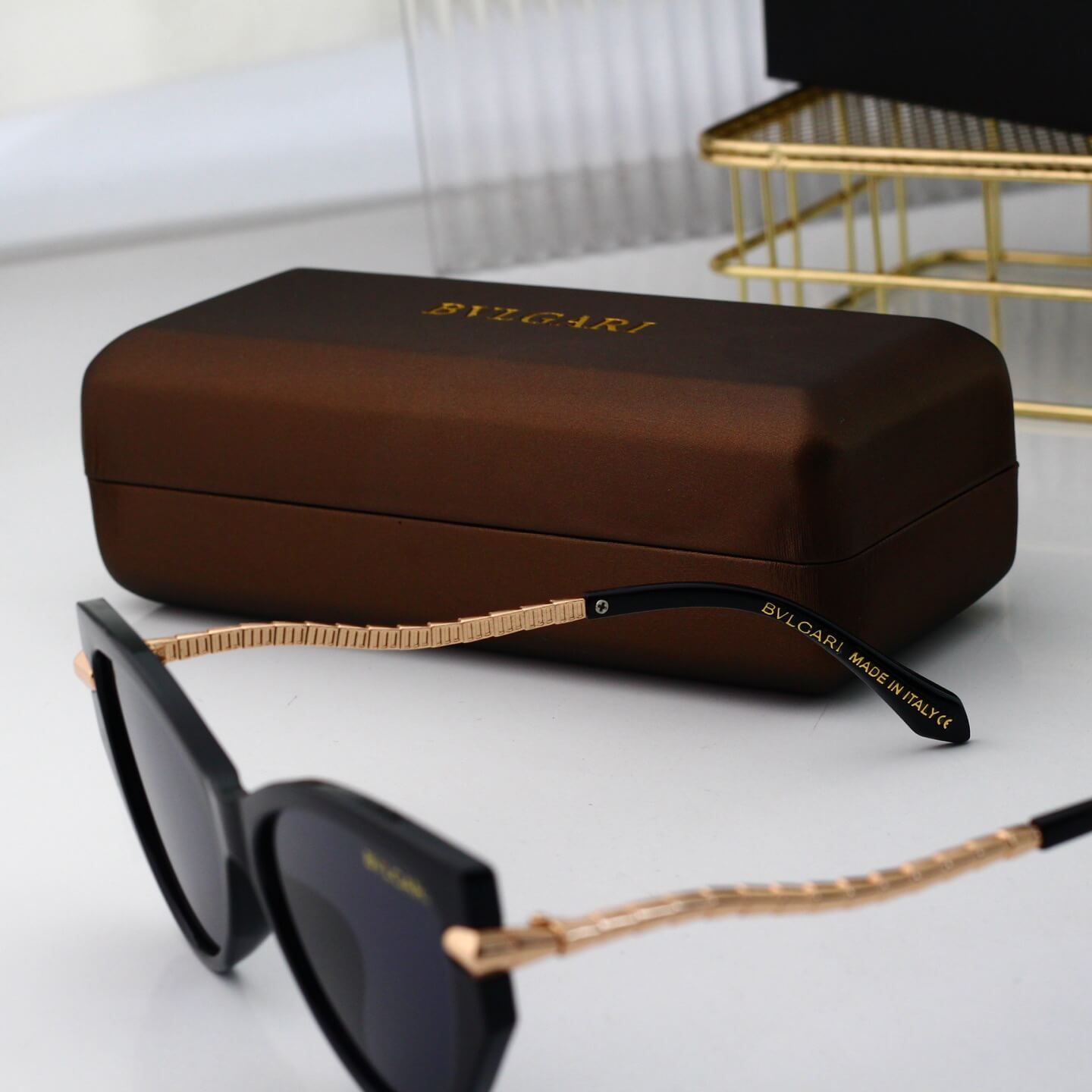 Gafas de sol estilo ojo de gato con patillas ligeramente curvadas y estilo retro chic