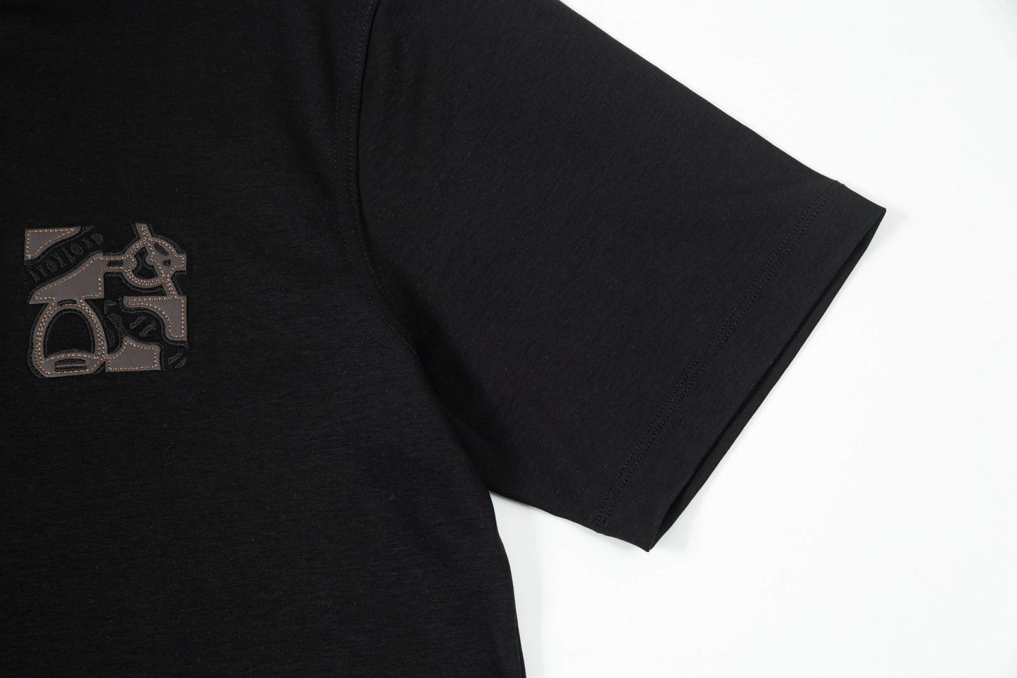 Camiseta con parche de cuero bordado
