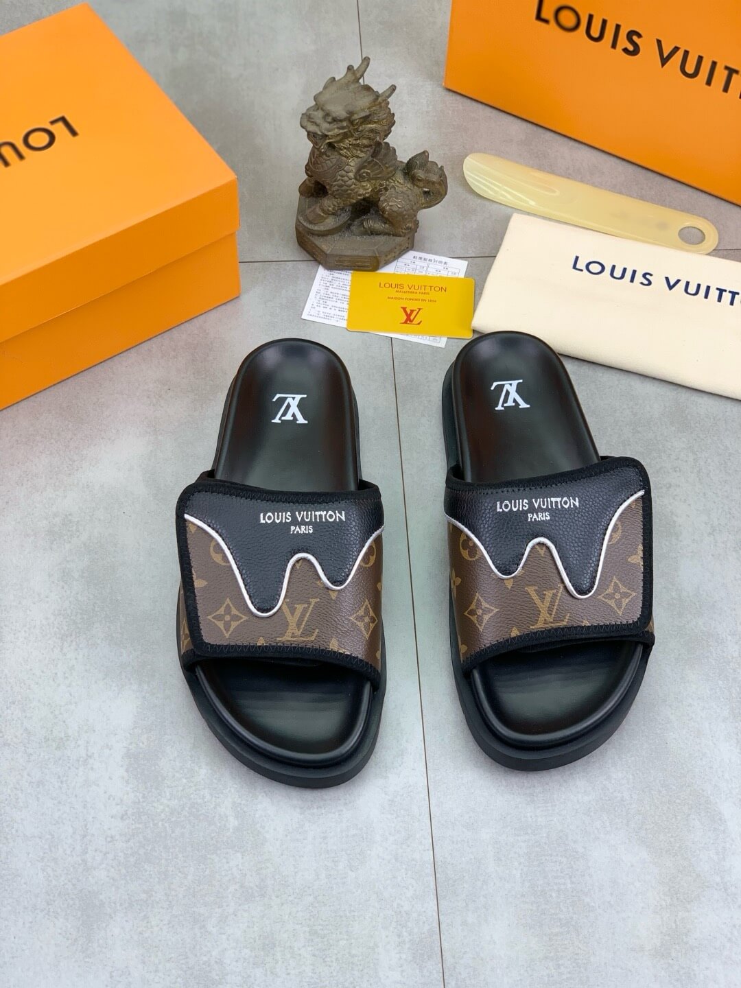 Pantuflas con parche de piel de vaca