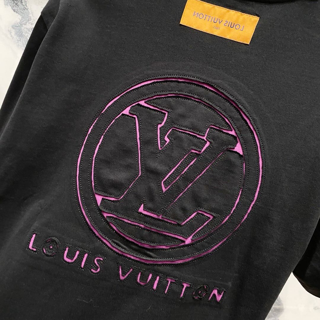 Camiseta con diseño roto