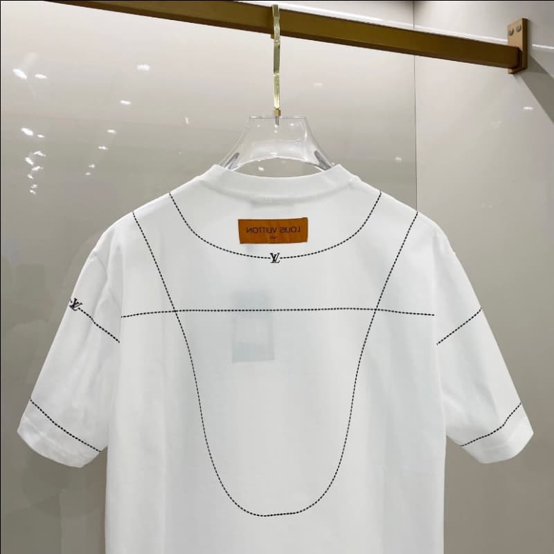 Collier et t-shirt à accents métalliques de la ligne 2025