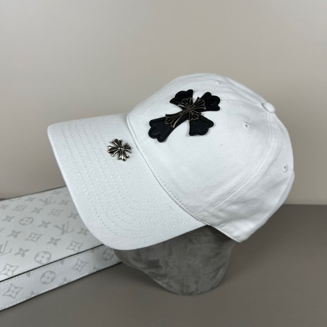 Gorra informal vanguardista decorada con metal