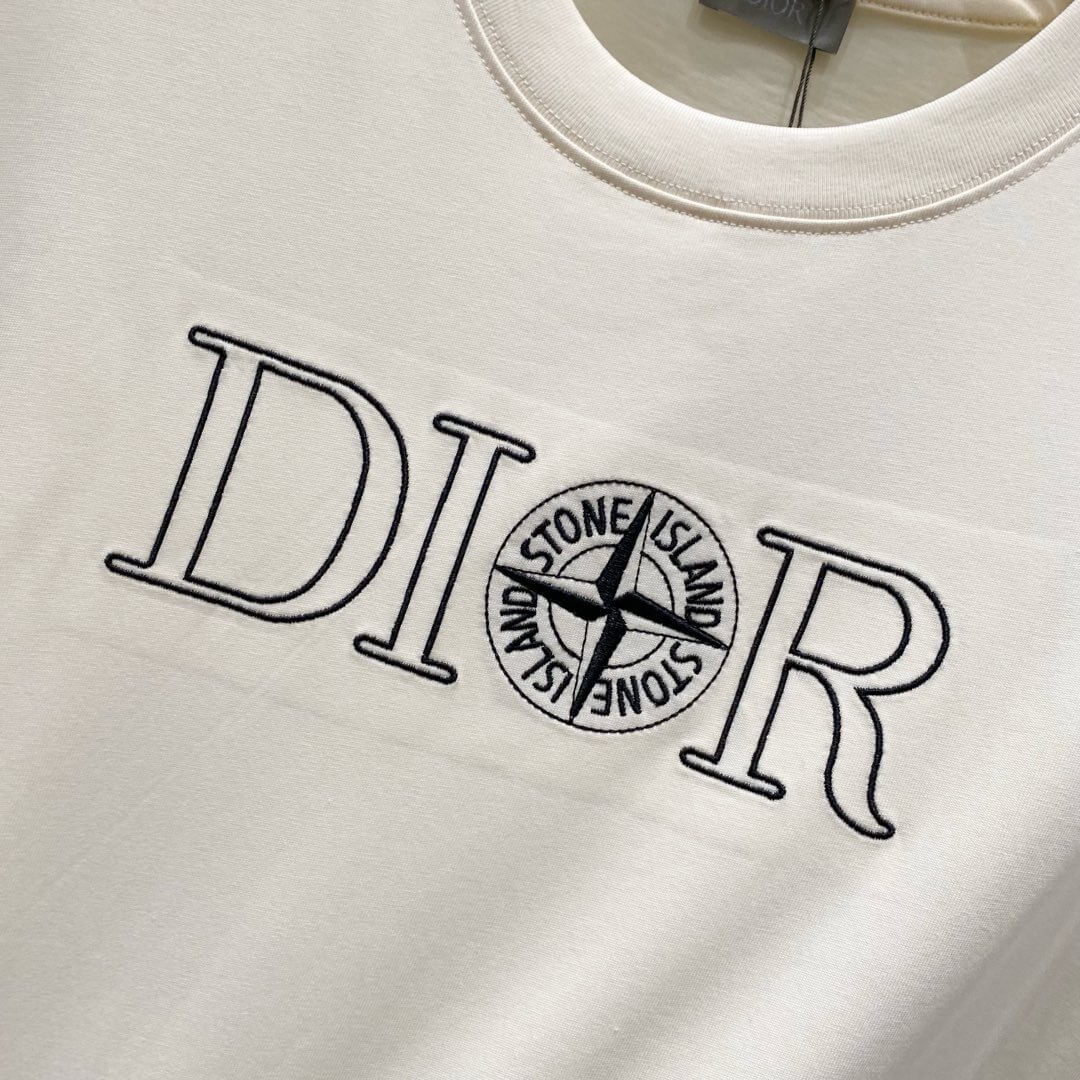 Camiseta con bordado de reloj del alfabeto