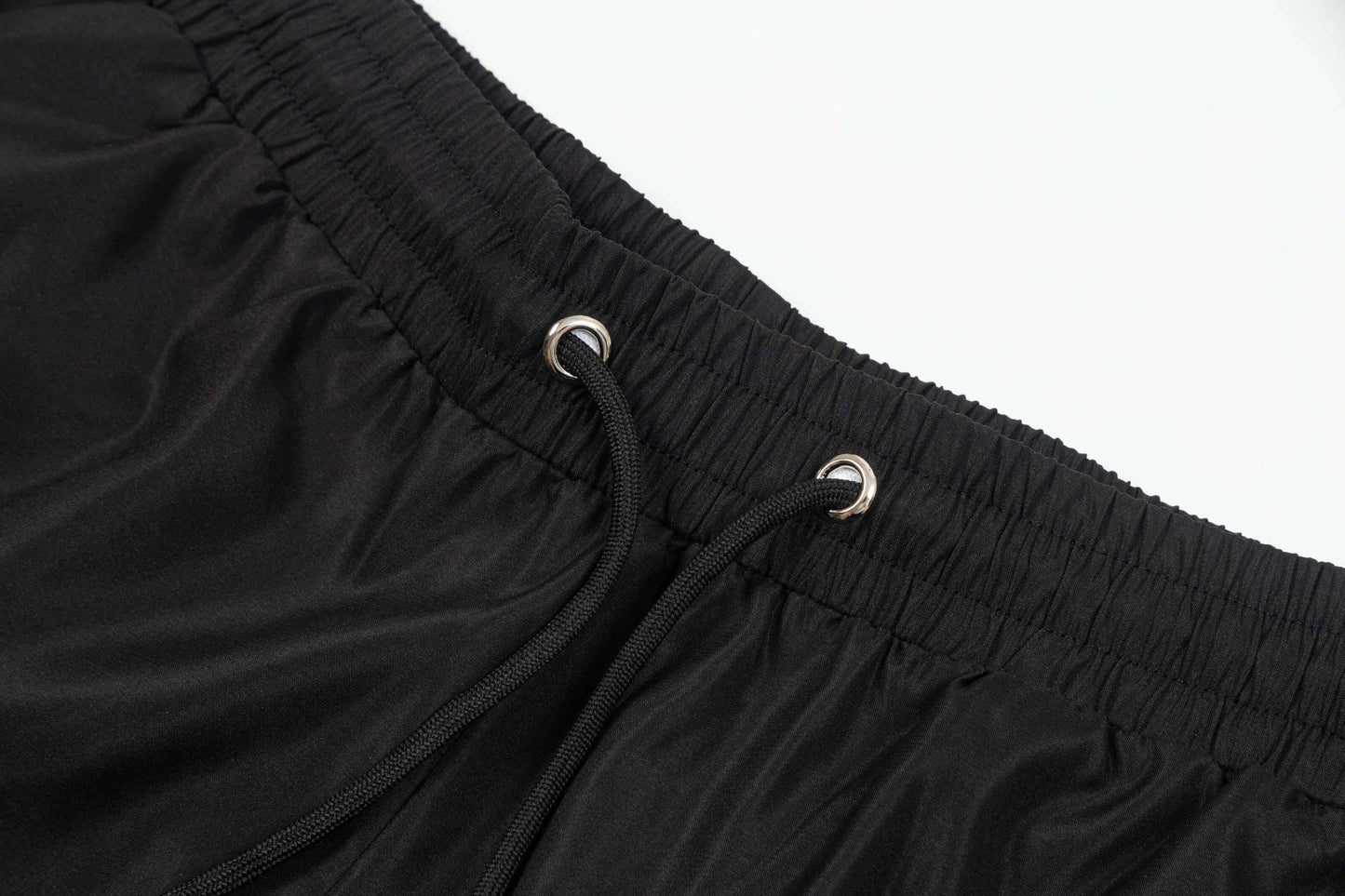 Shorts de playa con letras rosas bordadas