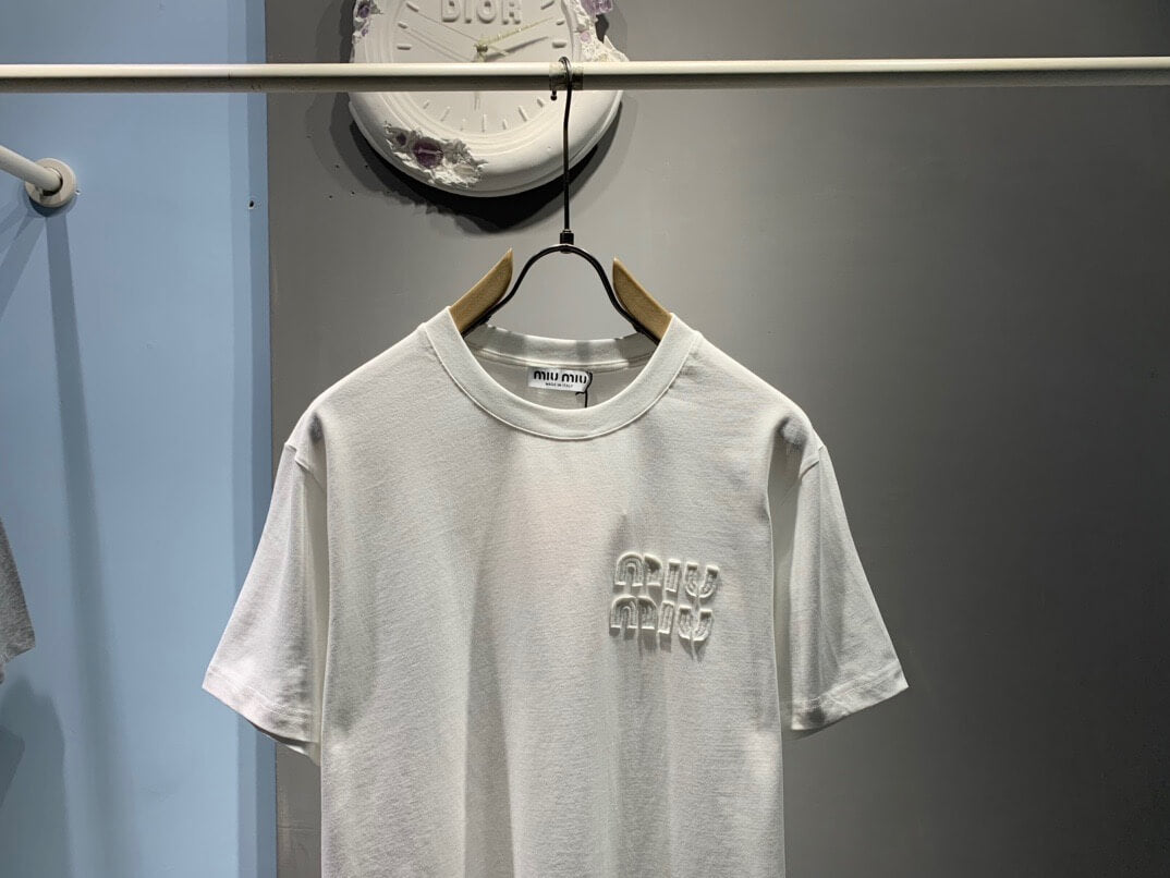 Camiseta con bordado de apliques
