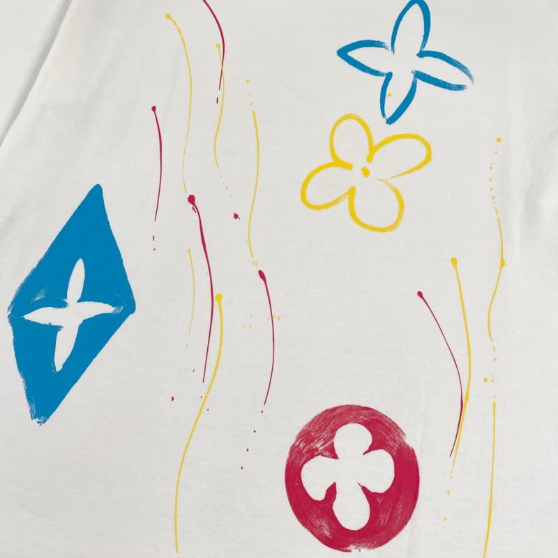 Camiseta con grafiti de color dopamina 2025