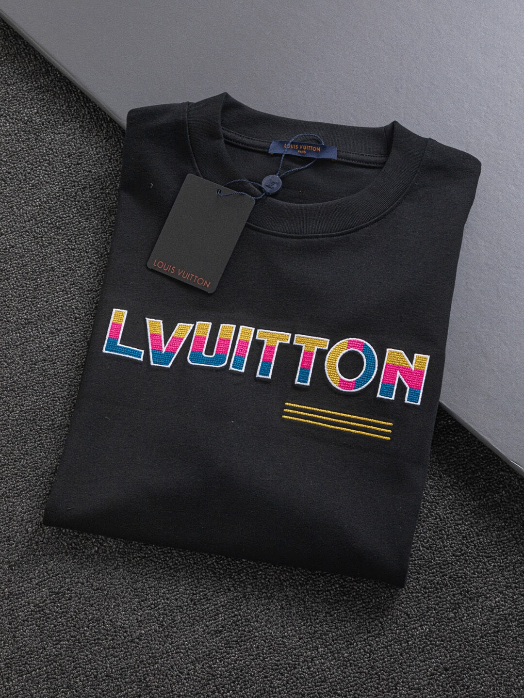 Camiseta bordada con estampado colorido