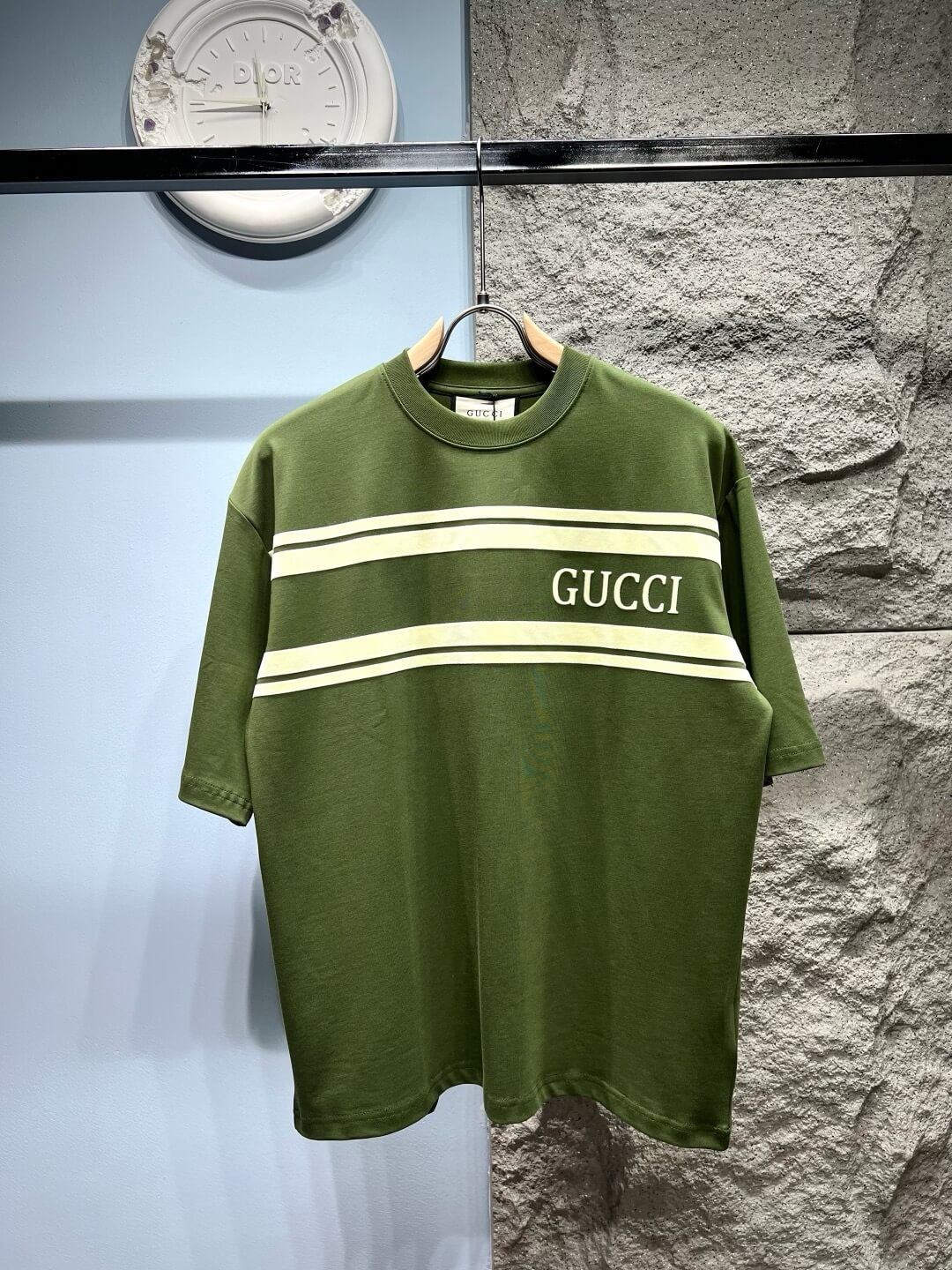 Camiseta de rayas con letras bordadas