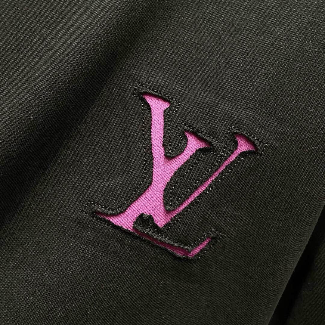 Camiseta con diseño roto