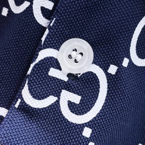 Polo clásico con estampado integral