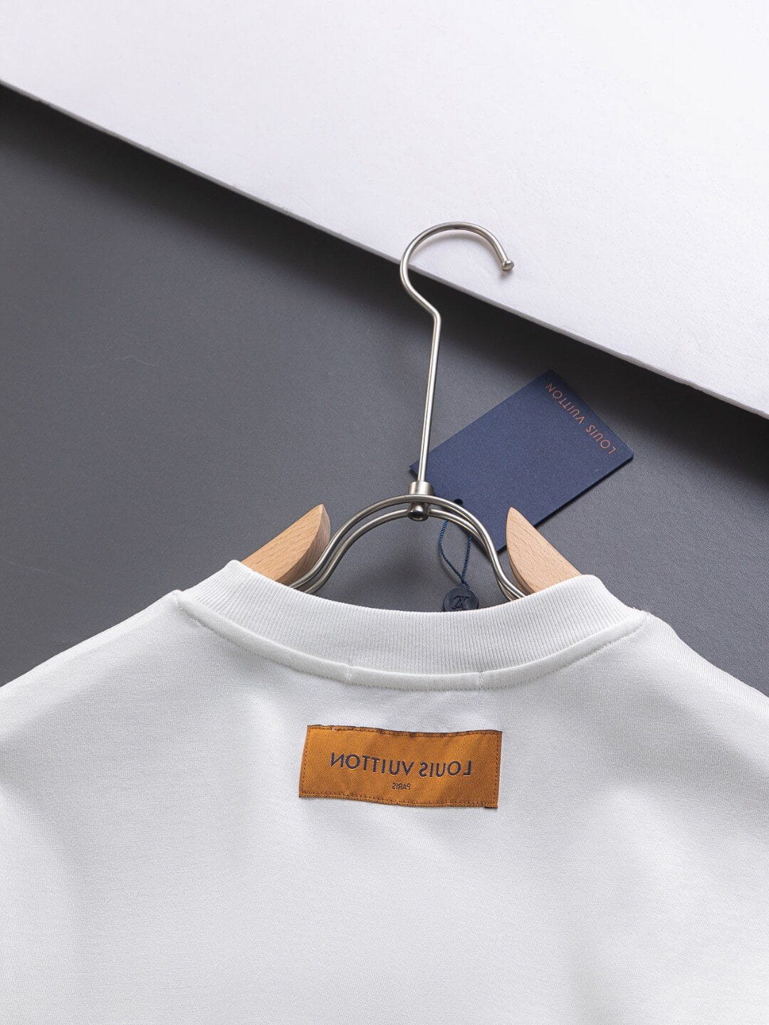 Camiseta con estampado de silicona 3D en el pecho