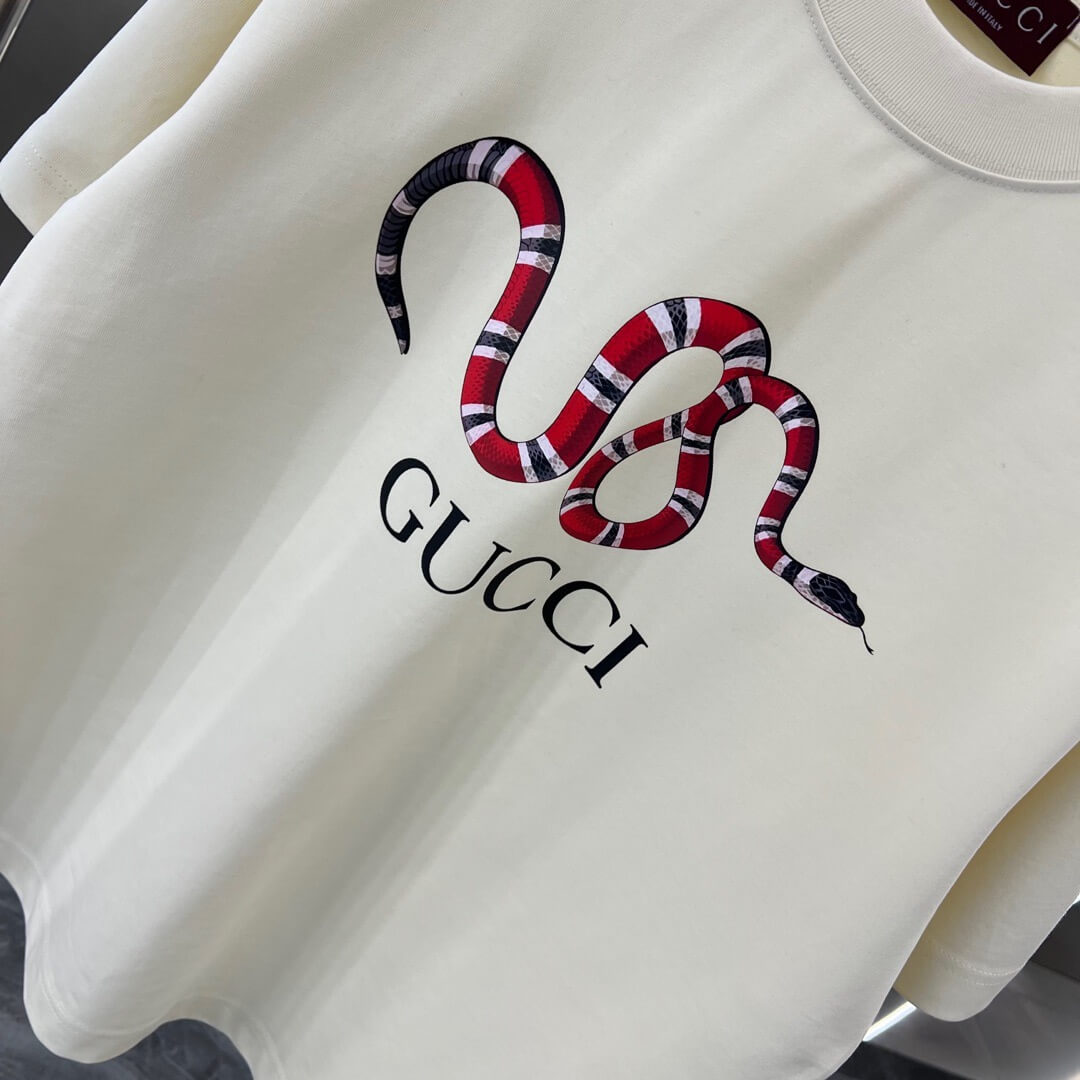 Camiseta con estampado de serpiente 2025