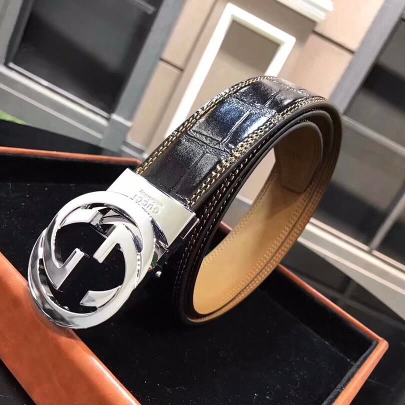 Cinturón de cuero brillante con estilo