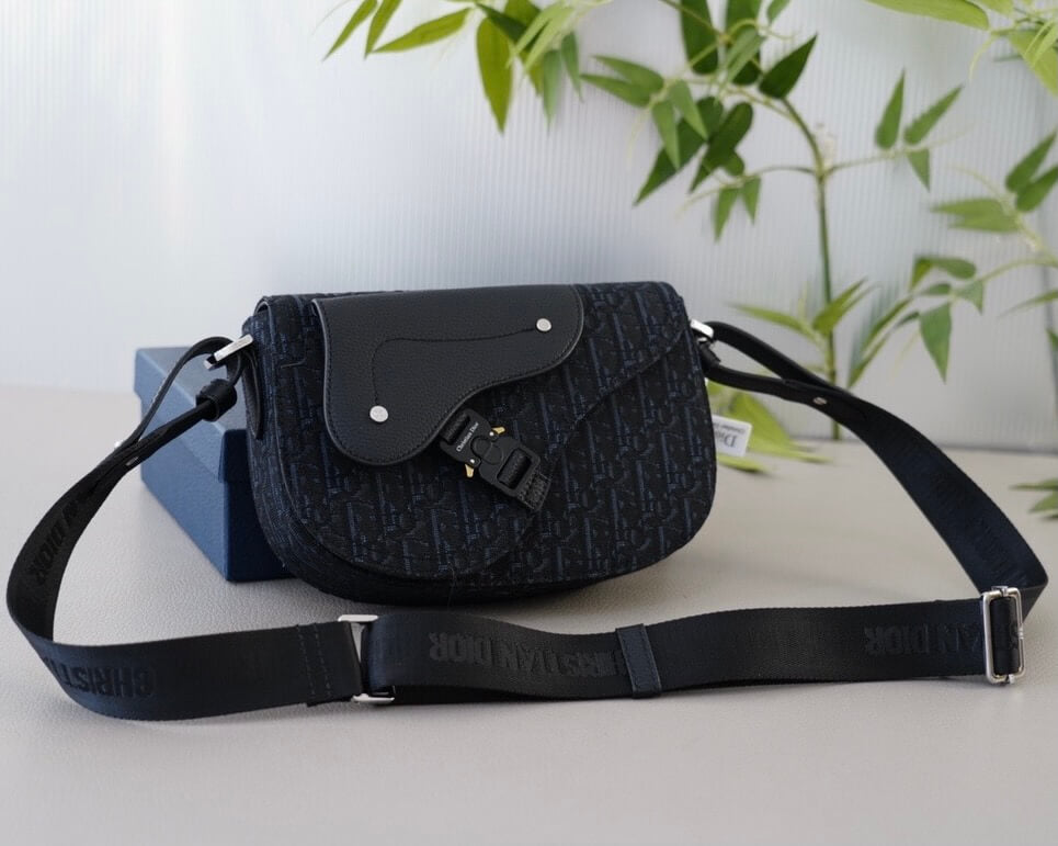 Bolso de sillín clásico sencillo con hebilla de metal