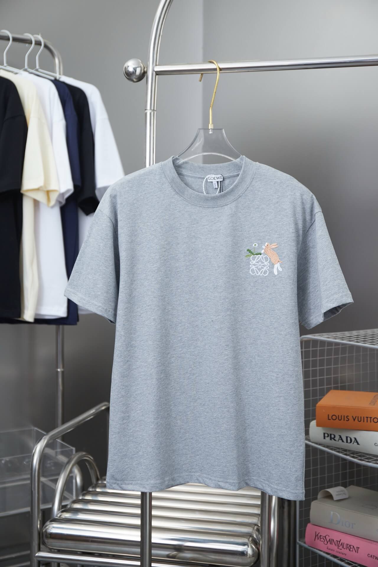 Camiseta con bordado de conejo