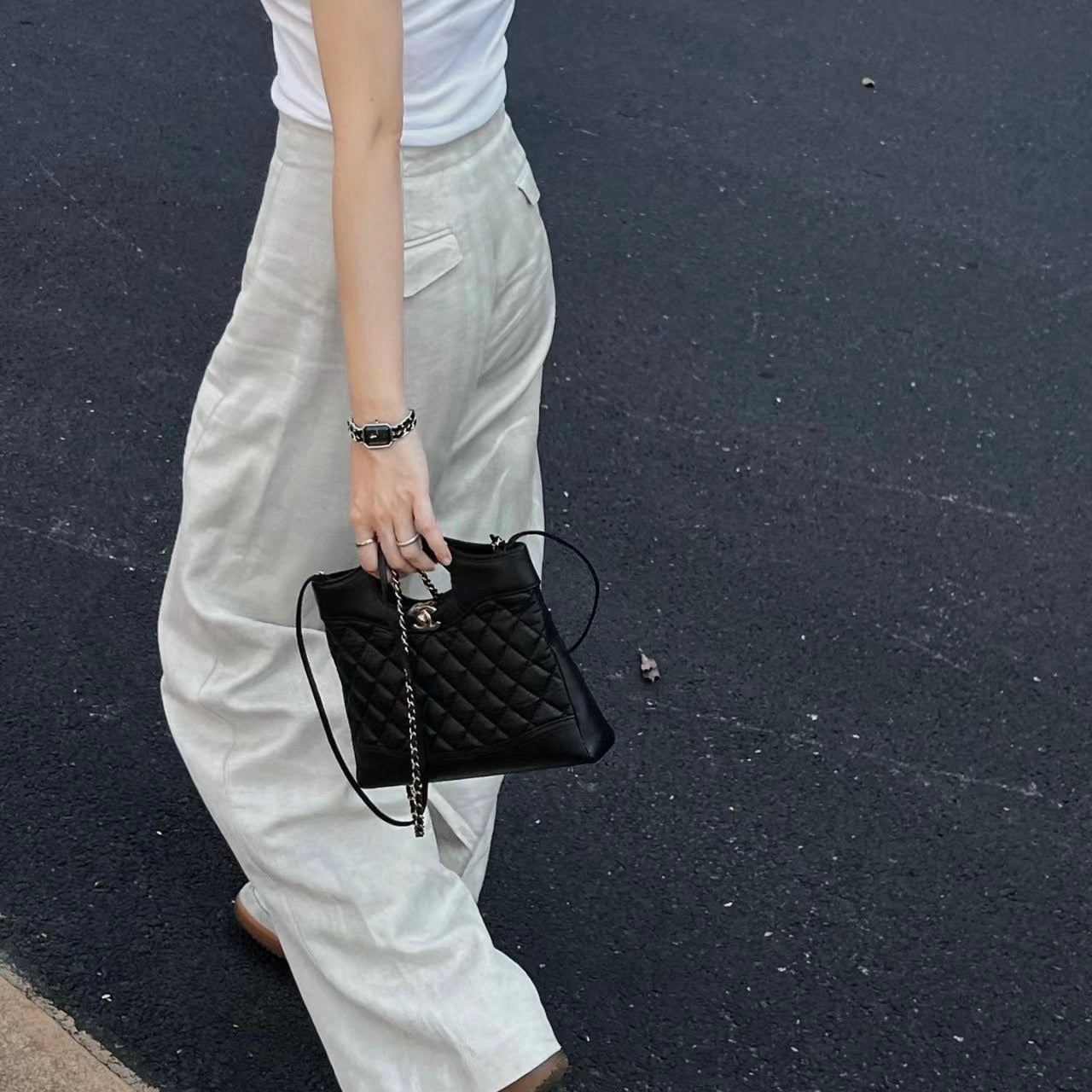 Elegante bolso bandolera de piel arrugada