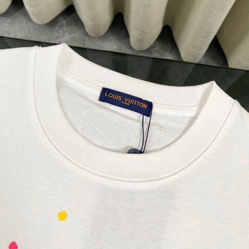 Camiseta con grafiti de color dopamina 2025