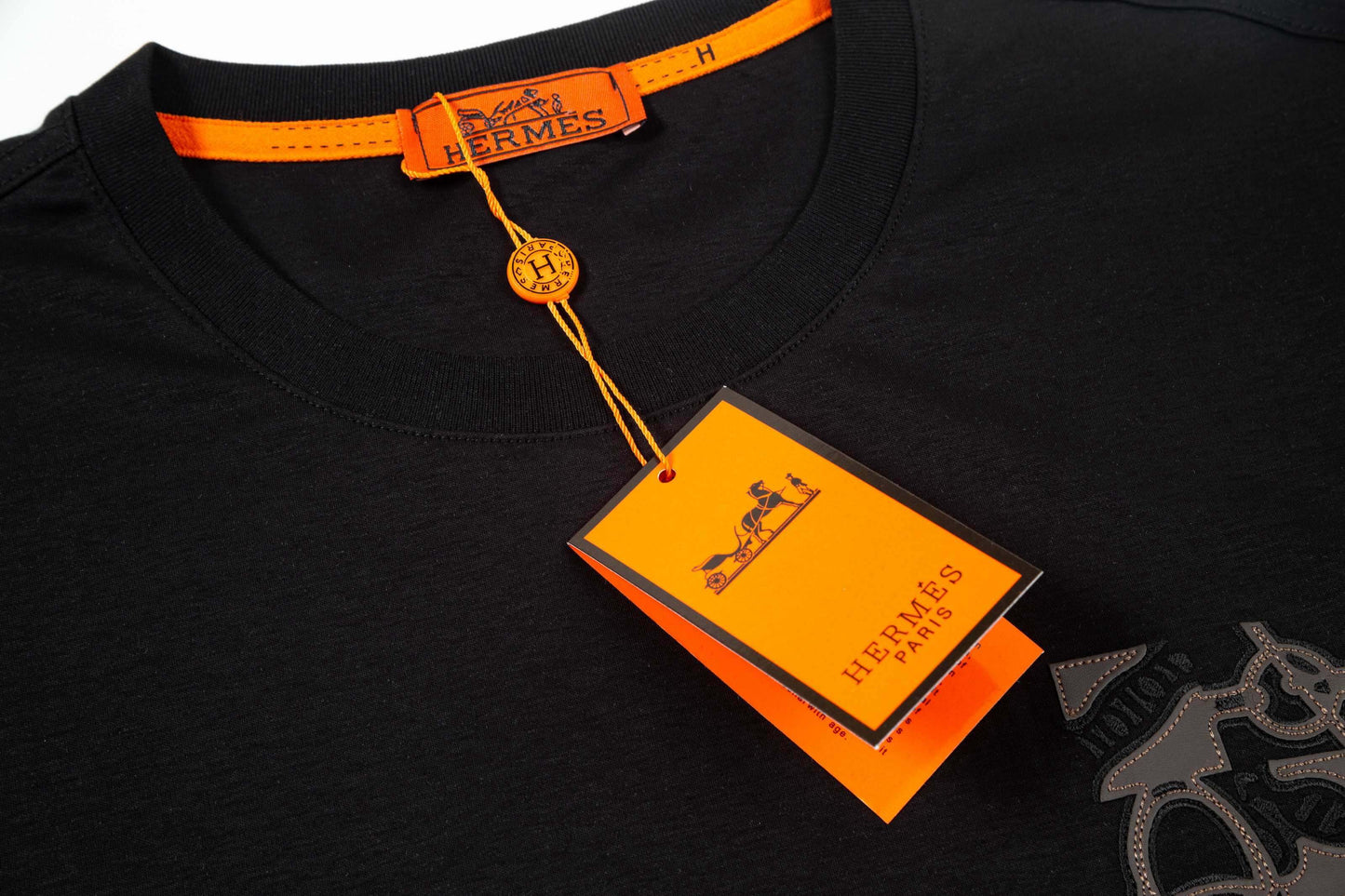 Camiseta con parche de cuero bordado