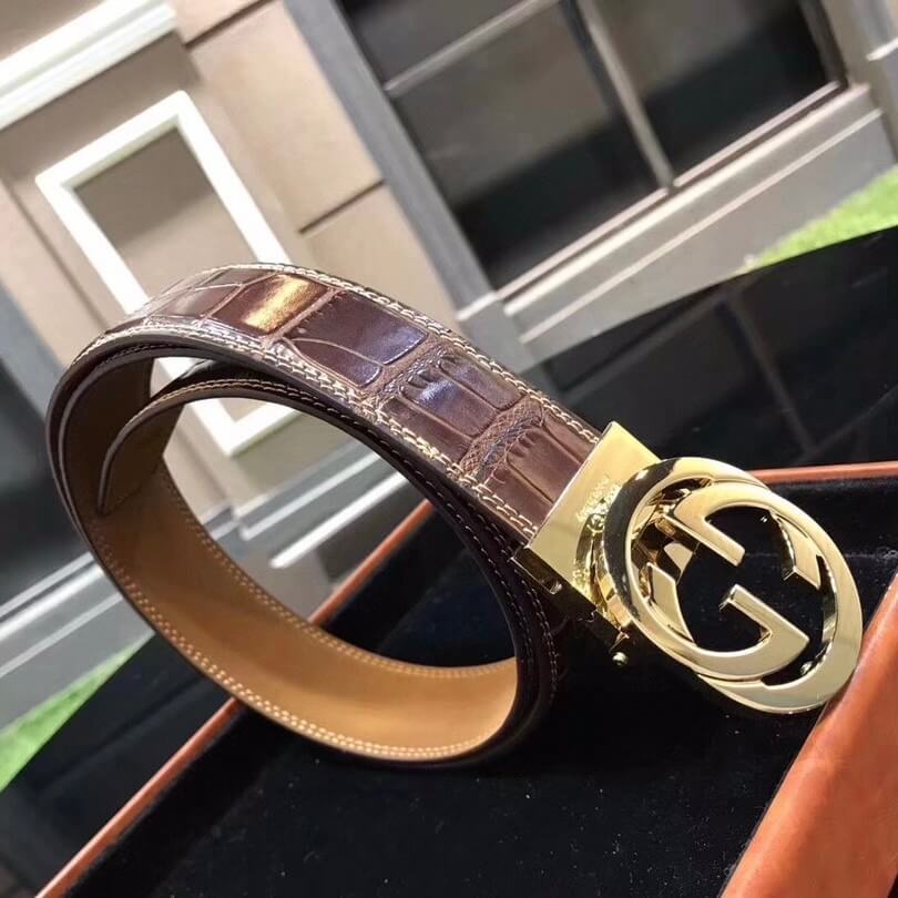 Cinturón de cuero brillante con estilo