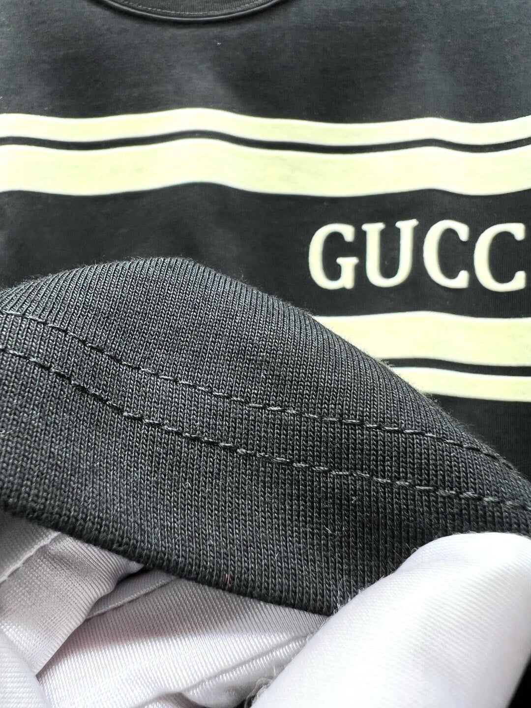 Camiseta de rayas con letras bordadas
