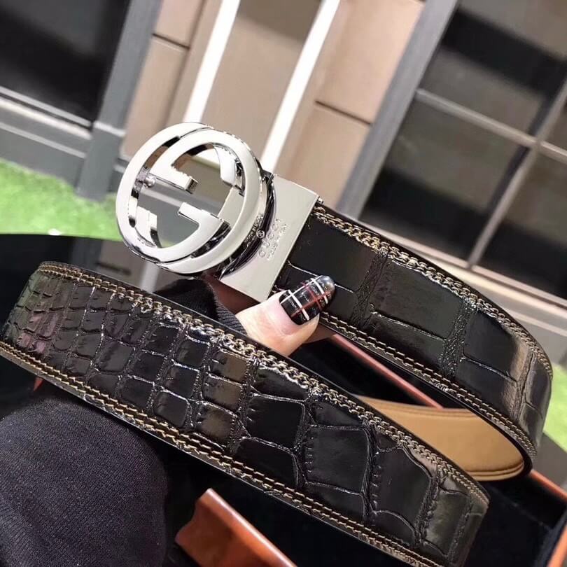 Cinturón de cuero brillante con estilo
