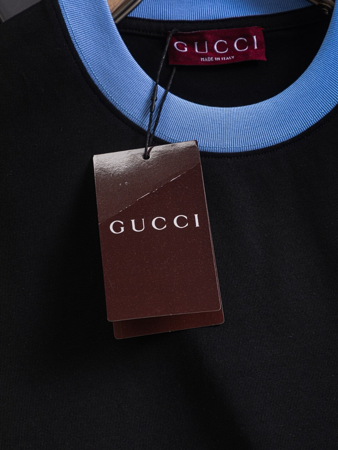 Camiseta con bordado de doble G en el pecho