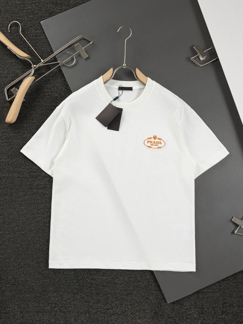 Camiseta con bordado de corona