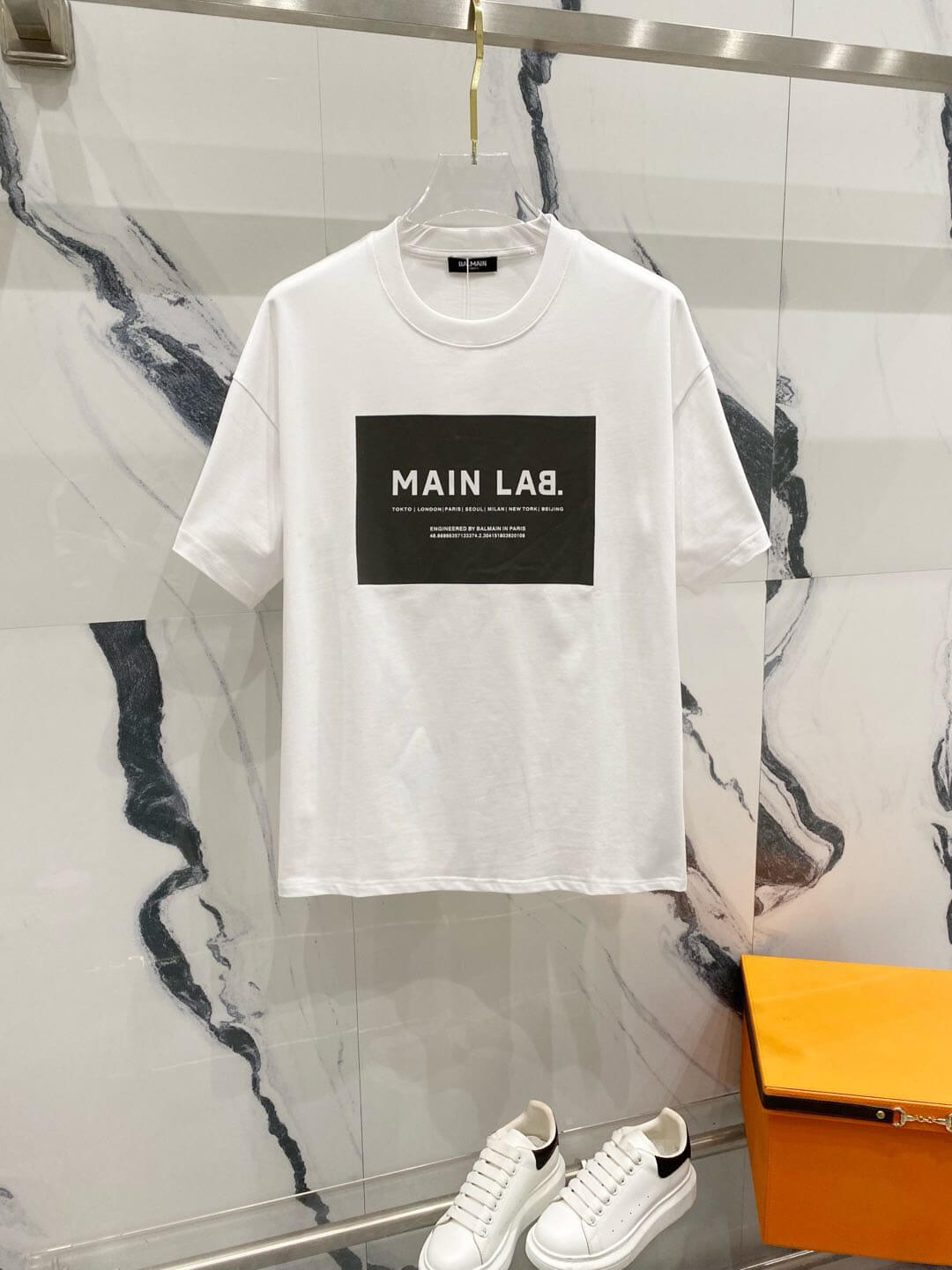 Camiseta con el alfabeto de París