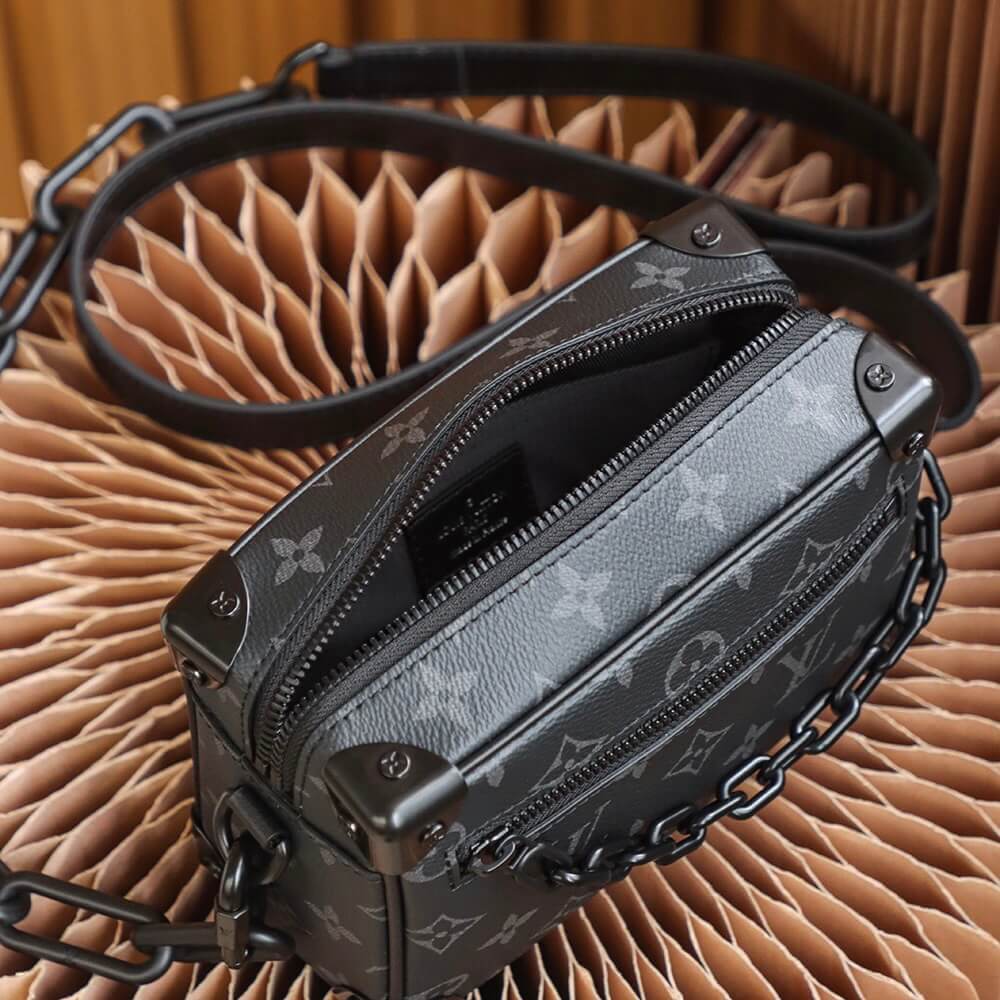 Bolso tipo caja con monograma de moda