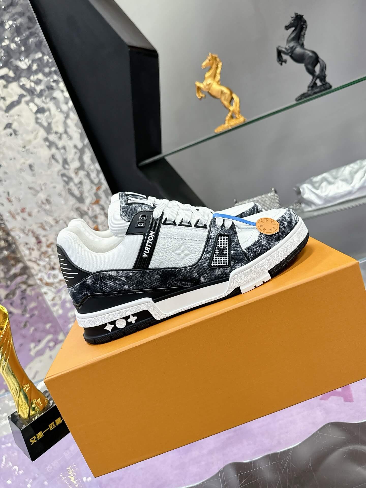 Classic Series Gradient Sneakers