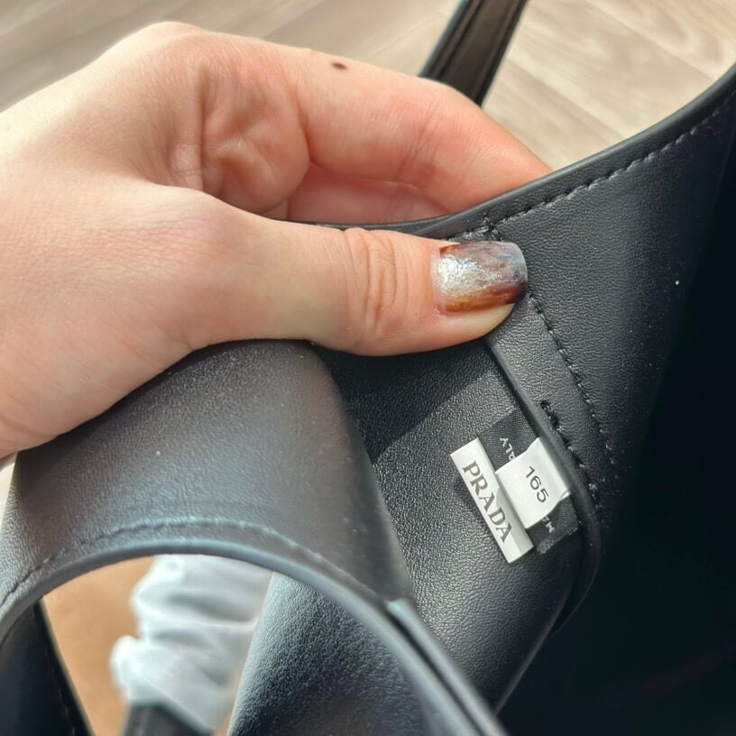 Bolso de mano sencillo con forma de media luna