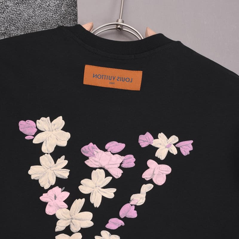 Camiseta con estampado floral abullonado