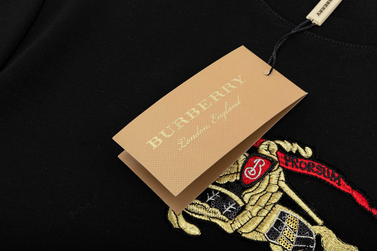 Camiseta con patrón bordado de caballero