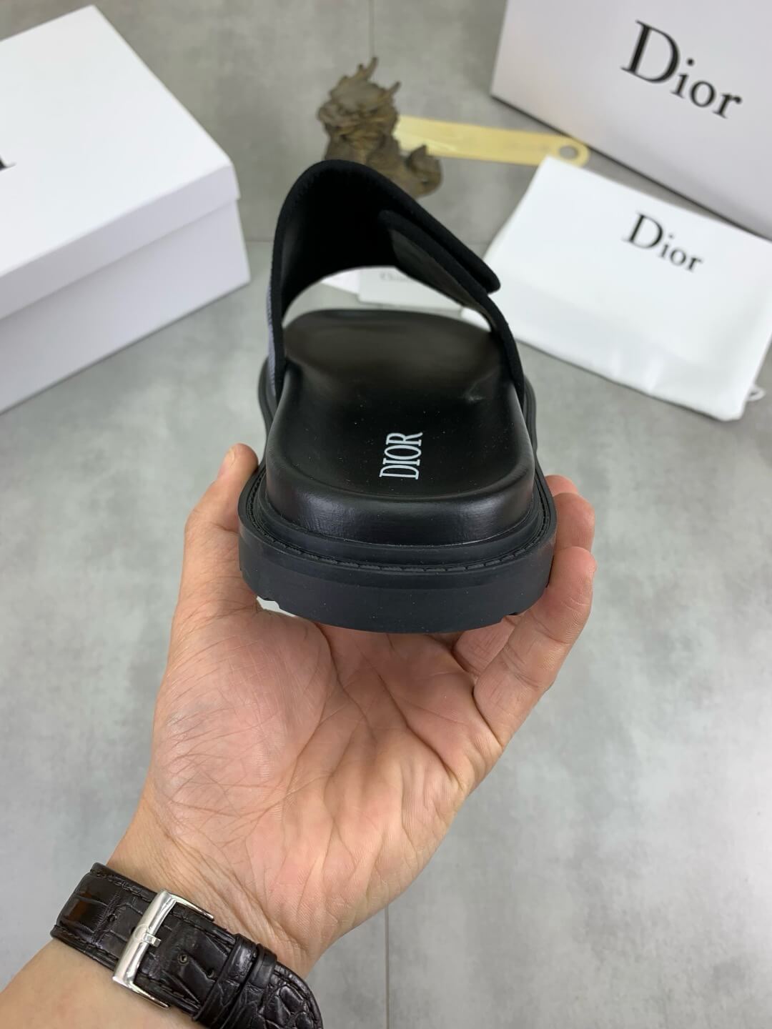 Zapatillas con letras de metal