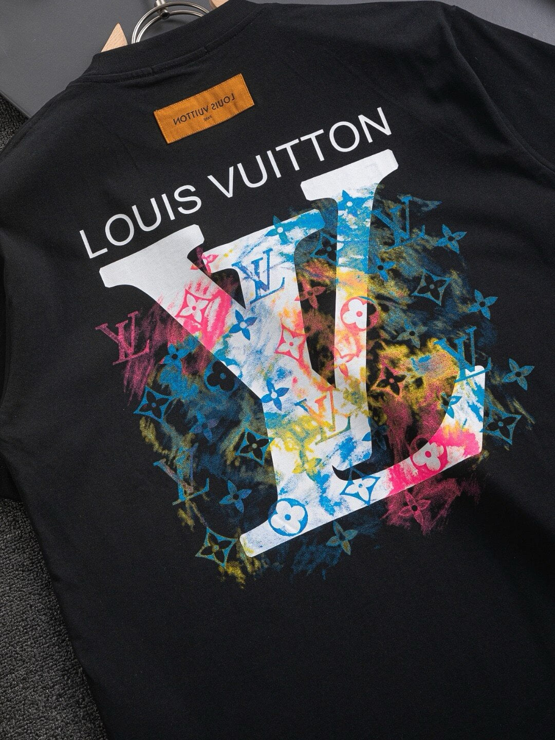 Camiseta bordada con estampado colorido