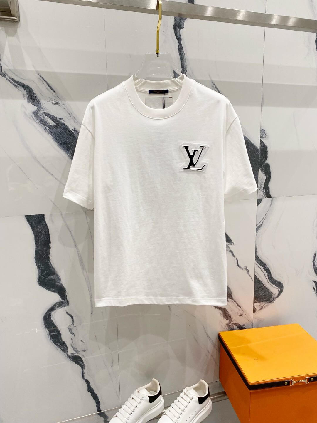 Camiseta con diseño roto