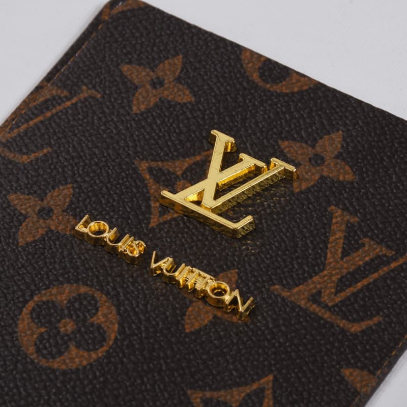2025 New Classic Floral Pocket with Metal Logo T-shirt