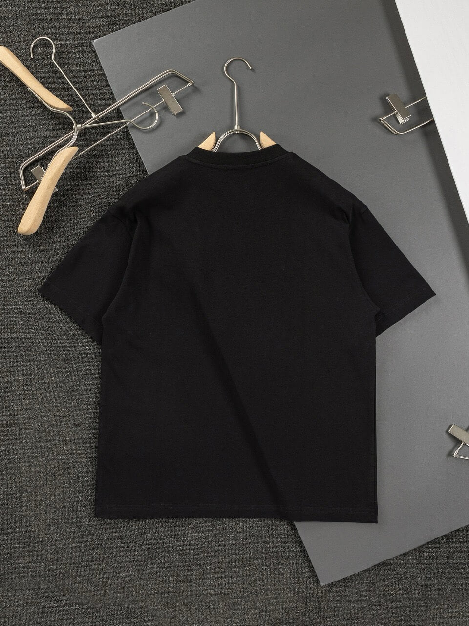 Camiseta con bordado de corona