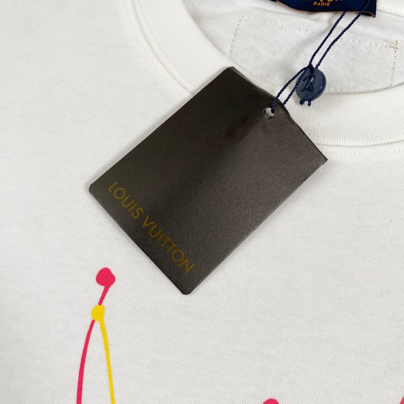 Camiseta con grafiti de color dopamina 2025